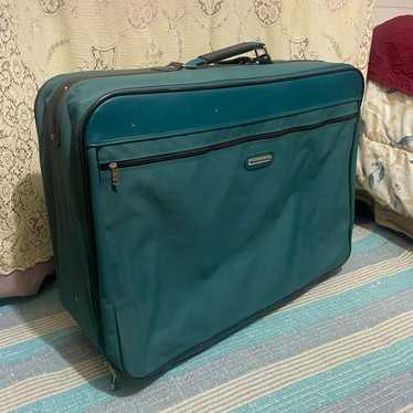 Vintage green suitcase - Gem Vintage green suitcase - Gem