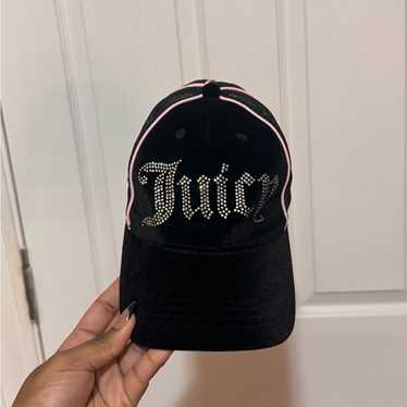 【Juicy Couture】ベロア ビジュー キャップ Juicy Couture Bling Rhinestone Velvet Hat Bedazzled Cap