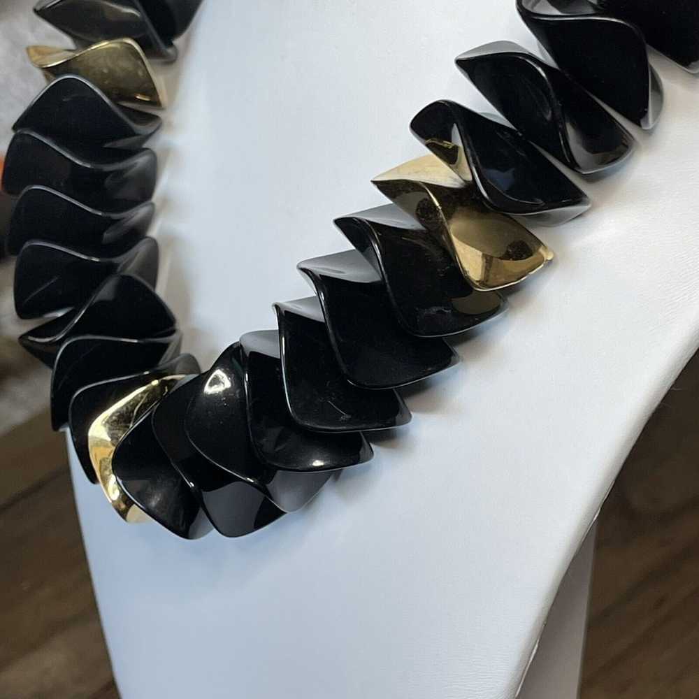 Kenneth Jay Lane Black Gold Wavy Discs Necklace 8… - image 2