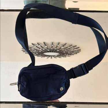 新品 ルルレモン ベルトバッグ - Navy Brand NEW Lululemon All Day Essentials Belt Bag Navy Blue