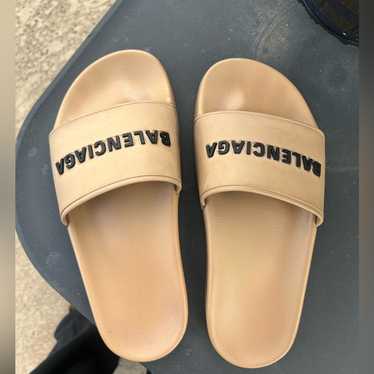 【BALENCIAGA】グレー TPU プールスライド バルロゴ Balenciaga Logo Embossed Pool Slides Sandals in White - Size