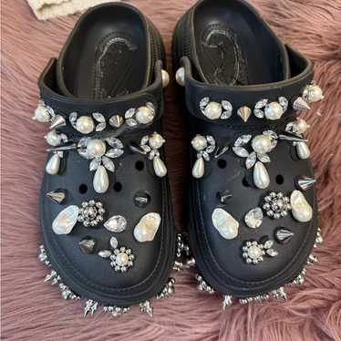 4月10日発売【Simone Rocha x Crocs】パールやクリスタルを大胆