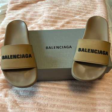 【Balenciaga】Pool ラバースライドサンダル 10mm、ベージュ Men's Pool Slide Sandal in Beige | Balenciaga US