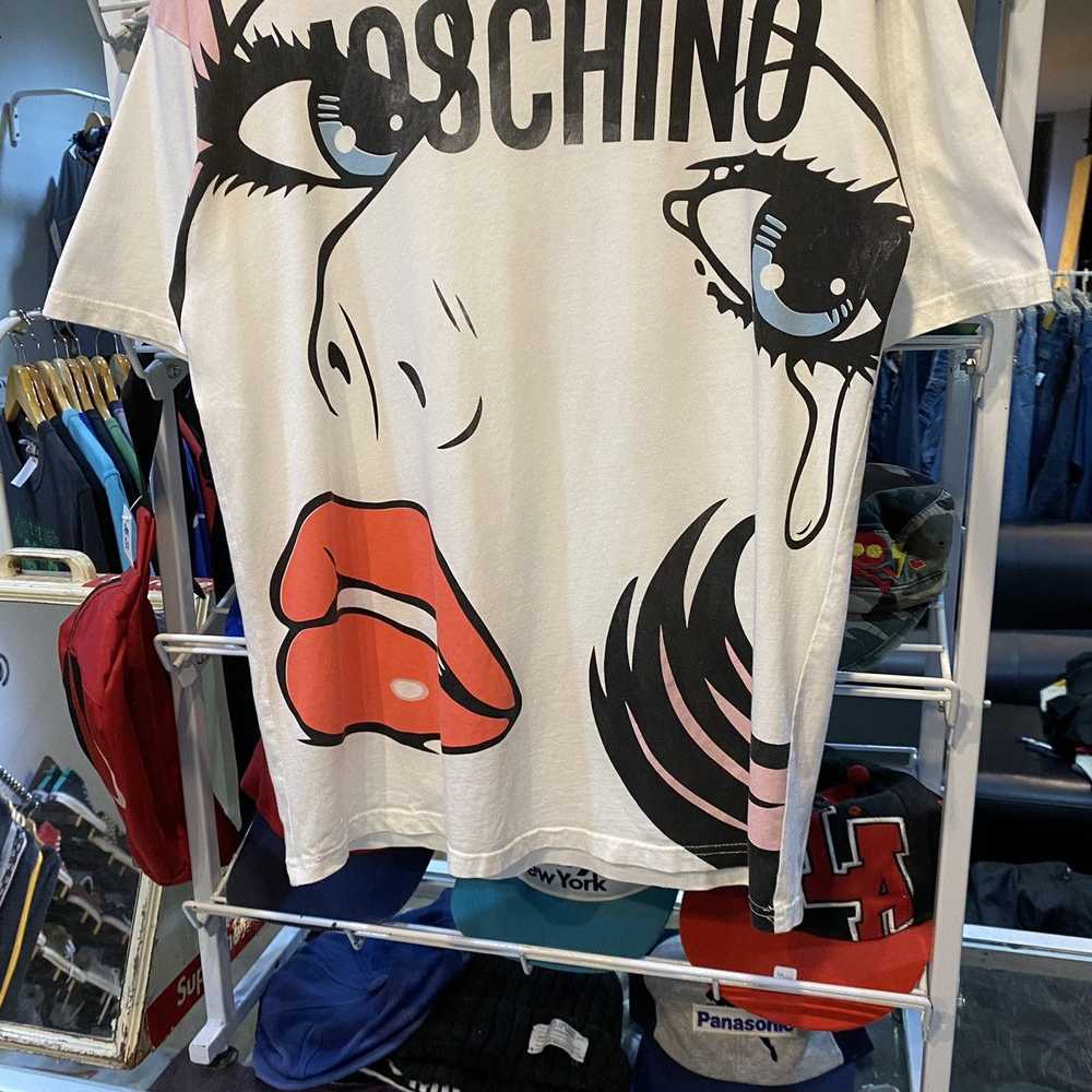 【関税＆送料込み】Moschino \"Gone With The Wind\" T-Shirt SchaferandweinerShops GB - Rise 365 Future Fast Mouwloos T
