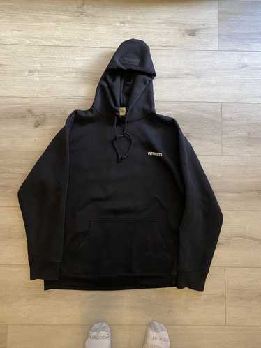 【VETEMENTS】ブラック ロゴ刺繍 フーディ 251669M202022_1.jpg