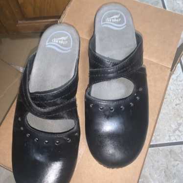 dansko 38  mules clogs shoes. black criss cross