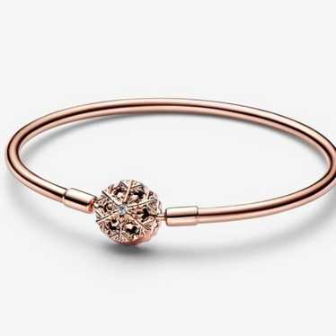 Pandora Moments Sparkling Snowflake Clasp Bangle