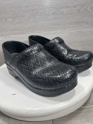 Dansko Clogs Womens 38 Black Woven Leather Clogs M