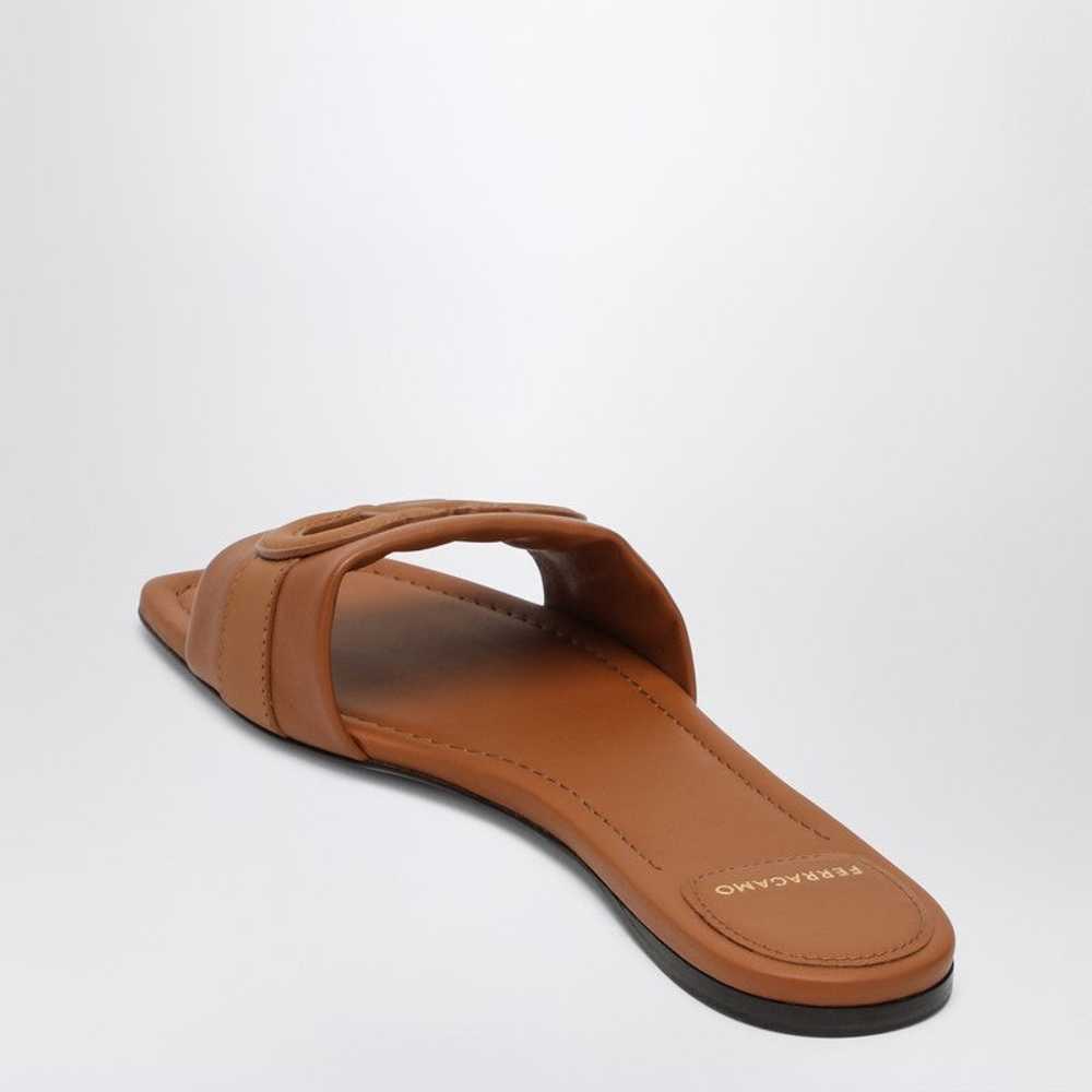 【関税&送料込】Ferragamo Gancini Slide In Cognac Leather Gancini slide - Women | Ferragamo