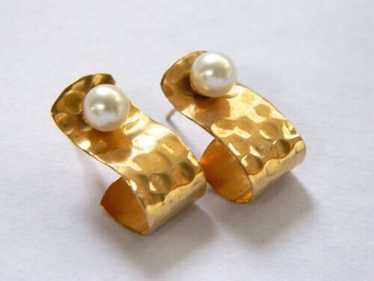 14K Hammered Yellow Gold Pearl Stud Earrings Ribbo