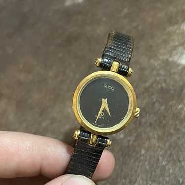 GUCCI ブラック文字盤 ブラック革ベルト ゴールドベゼル レディース時計 GUCCI ブラック文字盤 ブラック革ベルト ゴールドベゼル