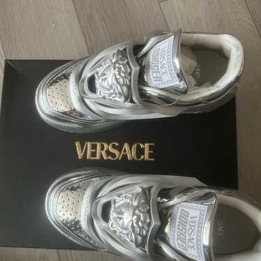 【VERSACE】VERSACE ODISSEA ロゴ チャンキースニーカー 送関込 Buy Versace Odissea Caged Rubber Medusa Sneaker 'Metallic