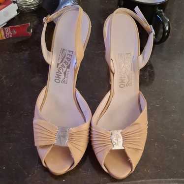 サンダル・ミュール Salvatore Ferragamo Astro Women's Sandals Beige Leather Salvatore Ferragamo Beige Calf Leather Sandals for Women