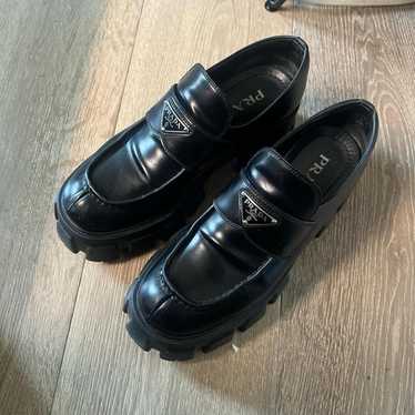 ブラック プラダ モノリス ブラッシュドレザー ローファー | PRADA
