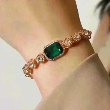 New Green Gemstone Bracelet: Luxurious Gold-Tone B