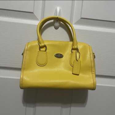 Yellow vintage coach - Gem