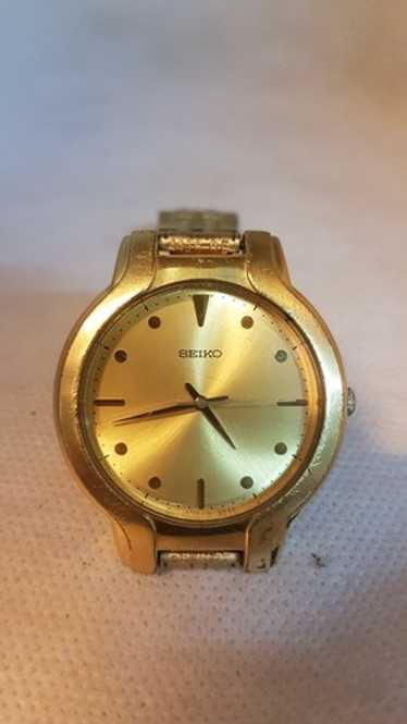 R7-3597 SEIKO V701-5E10　クォーツ 腕時計 ホワイト Yahoo!オークション -「セイコー v701」の落札相場・落札価格
