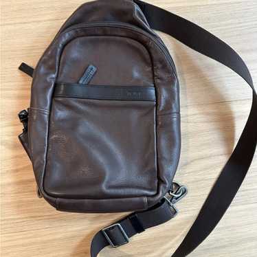 春新作の TUMI TICON Leather Sling ボディバッグ ヴィンテージ