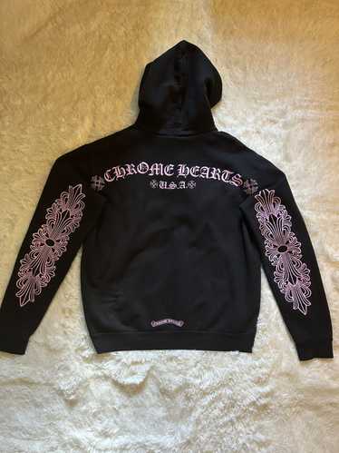 【Chrome Hearts】 Back USA Script Logo Hoodie Pink Chrome Hearts USA Script Logo Pink Pullover Hoodie - SRM