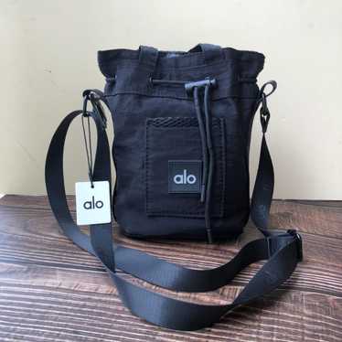 【ALO Yoga】 クロスボディバケットバッグ *送料無料* alo yoga【アロー】クロスボディバケットバッグ (ALO Yoga