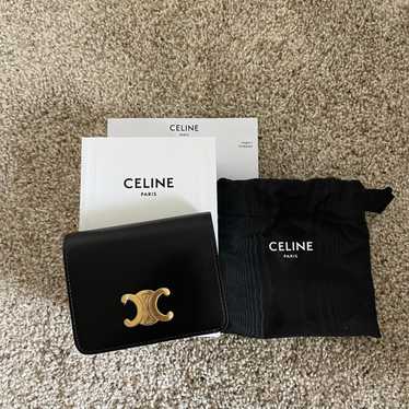 折りたたみ財布 CELINE | COMPACT WALLET TRIOMPHE EMBOSSED CELINE COMPACT WALLET TRIOMPHE SHINY CALFSKIN BLACK (CELINE
