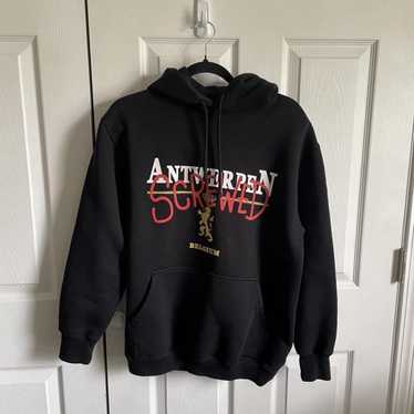 【関税込み】VETEMENTS ブラック Repeat フーディ VETEMENTS】ブラック Repeat フーディ (VETEMENTS/パーカー