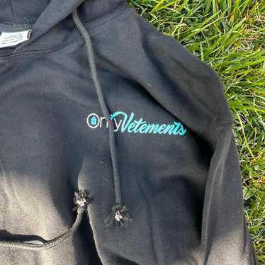 【関税込み】VETEMENTS ブラック Repeat フーディ VETEMENTS】ブラック Repeat フーディ (VETEMENTS/パーカー