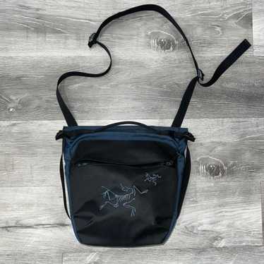 希少 美品 アークテリクス Arro 8 Shoulder Bag 廃盤モデル サッコシュ以上Dayパック未満のサイズ感が絶妙！Arro 8 Shoulder