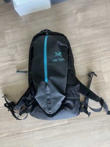 【ARC'TERYX】ARRO 22 BACKPACK / BLACK Arc'teryx Arro 22 Backpack - Campers' Corner