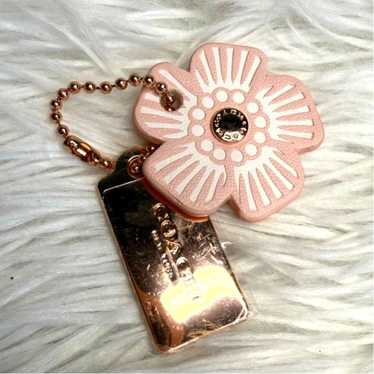 コーチ ティーローズ バッグチャーム 花 猫 月 ラインストーン　キーホルダー COACH® | Essential Tea Rose Bag Charm
