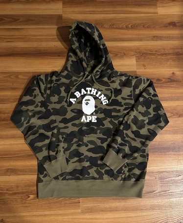 【A BATHING APE】3色展開 1ST CAMO COLLEGE LOGO HOODIE UNISEX 001PPK303005_PNK_A_grande.jpg?