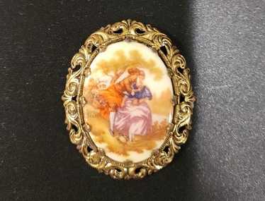 ヴィンテージ リモージュ フラゴナール 求愛カップル 磁器 サイン入りブローチ Fragonard courting couple - Gem