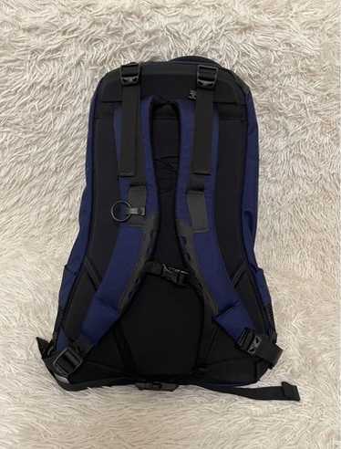 アークテリクス　BEAMS ARRO22 ブラック/ネイビー ARC'TERYX】今年のArro22かなりいいかも！｜ビームス 銀座｜BEAMS