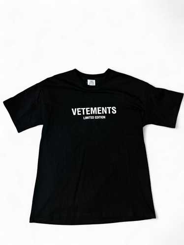 VETEMENTS♡ ORIGINAL LOGO T-SHIRT VETEMENTS Metal Logo Regular T-Shirt | Magnet | SVD USA