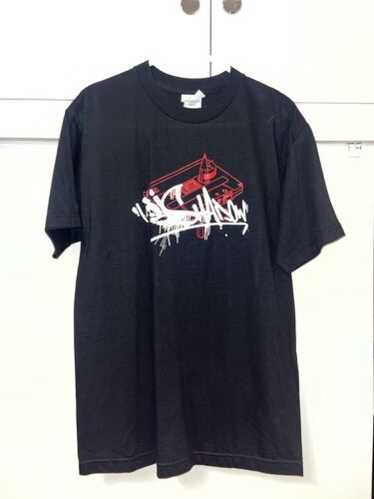 DJ SHADOW Tシャツ Mサイズ SHOOT File:2014 museum neu DJ Shadow T-shirt front.jpg - Unkle Wiki