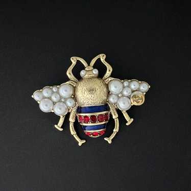 ブローチ・コサージュ Gucci Crystal Embellished Bee Brooch Gucci Gold Crystal & Pearl Bee Brooch in Metallic | Lyst