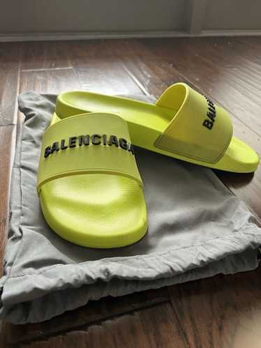 サンダル GUCCI Men Sandals Gucci Men's Comfortable Sandal with Gold Logo Cutout - E