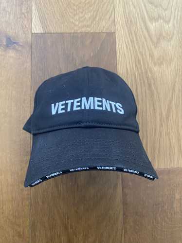 最終特価　VETEMENTS ICONIC LOGO CAP SS24-CAU0NW-99X_F1.jpg?v=