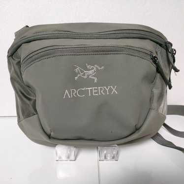 ARC'TERYX×BEAMSコラボ ボディバッグ オリーブグリーン アークテリクスのショルダーバッグにビームスボーイ別注カラーが