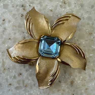 CROWN TRIFARI☆初期☆注ぎガラス☆ターコイズブルーフラワーブローチ Trifari brooch flower blue - Gem