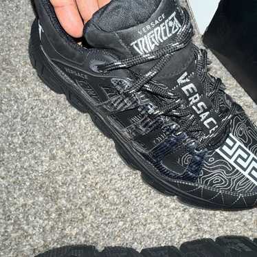 【Versace】TRIGRECA グレカロゴ スニーカー【送料関税込】 Versace trigreca sneakers - Gem