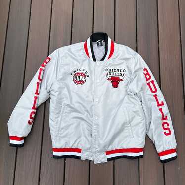 ヴィンテージ Chicago Bulls サテンジャケット Vintage Chalk Line Chicago Bulls Satin Jacket Sz. XL