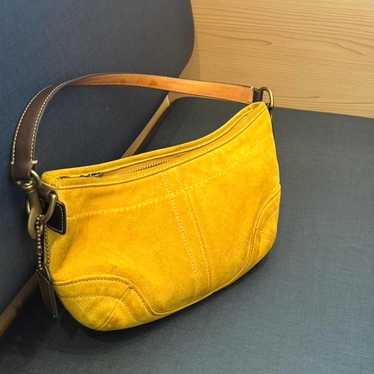Yellow vintage coach - Gem