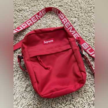 Supreme logo-patch Shoulder Bag | Pink | FARFETCH