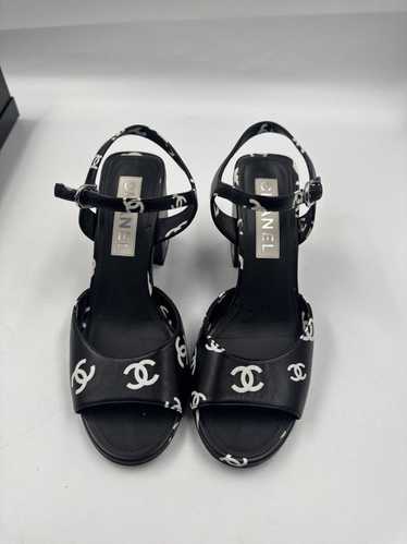 CHANEL ロゴ刺繍　ミュール　白　黒　23-23.5cm Chanel 23P Mademoiselle Coco Sling White Black CC Logo