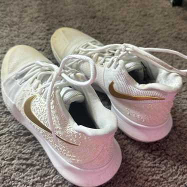 Nike Kyrie 3 Finals Gold (カイリーアービング) Nike Kyrie III 3 Finals Gold white gold 852395-902 Mens Size