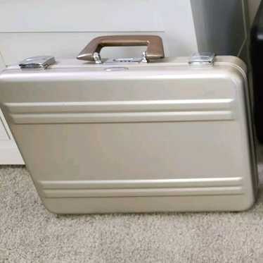ZERO HALLIBURTON 内装美品 made in USA 81367_01_03.jpg?v=1708410239