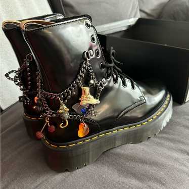 ショートブーツ・ブーティ DR. MARTENS ANKLE BOOTS X MARC JACOBS WOMEN PATENT BLACK Dr. Martens x Marc Jacobs