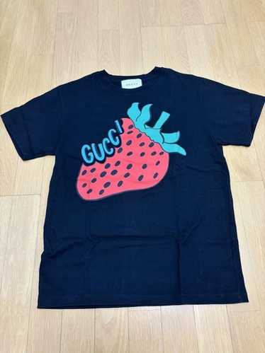 レア　GUCCI ストロベリープリント Tシャツ　苺 GUCCI グッチ ストロベリー いちご コットンTシャツ - メルカリ