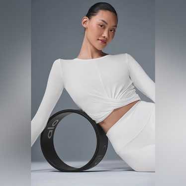 新品 alo yoga カバーロングスリーブ ホワイト Alo cover long - Gem